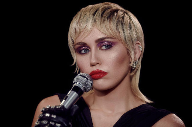 Miley Cyrus a interpretat melodiile "Without You” si "Plastic Hearts" live