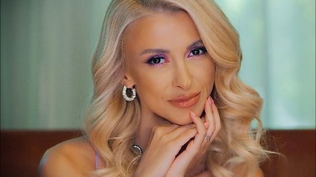 Andreea Balan lanseaza „Stele Cazatoare”