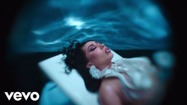 Kali Uchis lanseaza melodia "Fue Mejor", in colaborare cu SZA