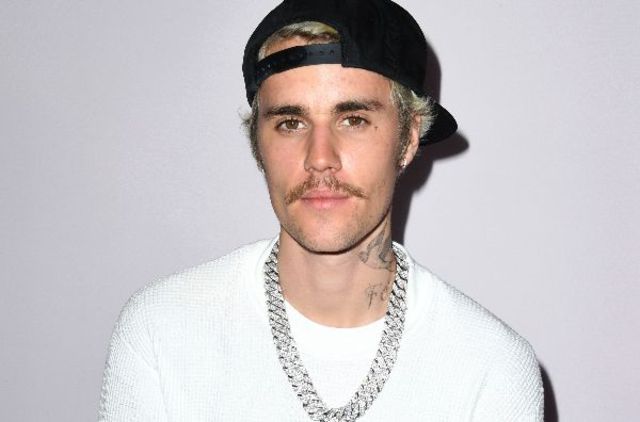 Justin Bieber a lansat videoclipul single-ului “Ghost”, albumul “Justice: The Complete Edition” si documentarul “Justin Bieber: Our World”