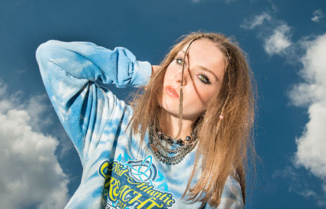 Holly Humberstone lanseaza EP-ul "The Walls Are Way Too Thin"