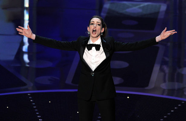 Poze Oscar 2011 - Anne Hathaway
