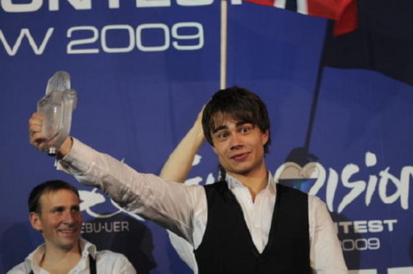 Alexander Rybak, cu trofeul Eurovision 2009 spart