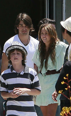 Miley Cyrus si Justin Gaston dupa slujba de duminica