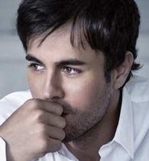 Pe tine te vrajeste Enrique Iglesias?